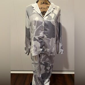 Natori Grey and White Pajama Set, Size M